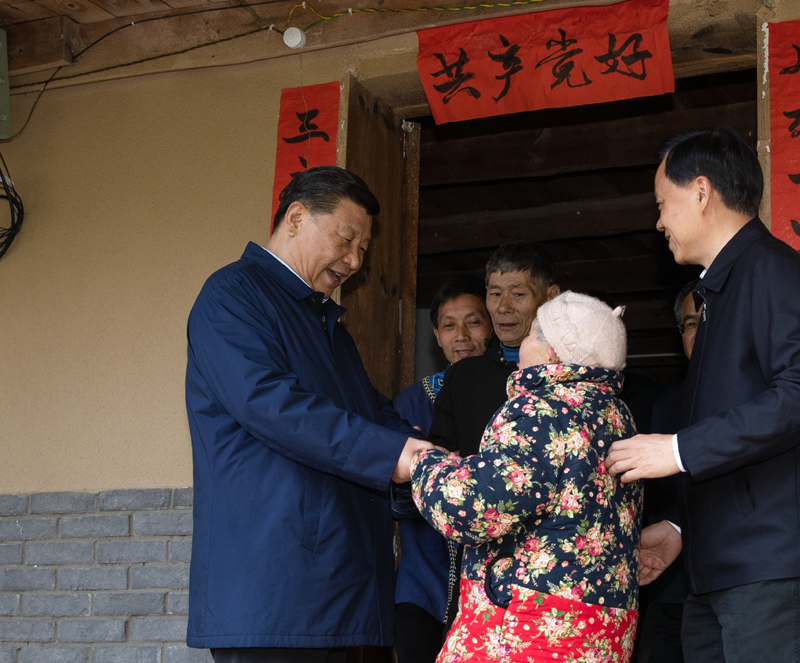 4月15日至17日，中共中央总书记、国家主席、中央军委主席习近平在重庆考察，并主持召开解决“两不愁三保障”突出问题座谈会。这是4月15日下午，习近平在石柱土家族自治县中益乡华溪村看望贫困户谭登周一家。